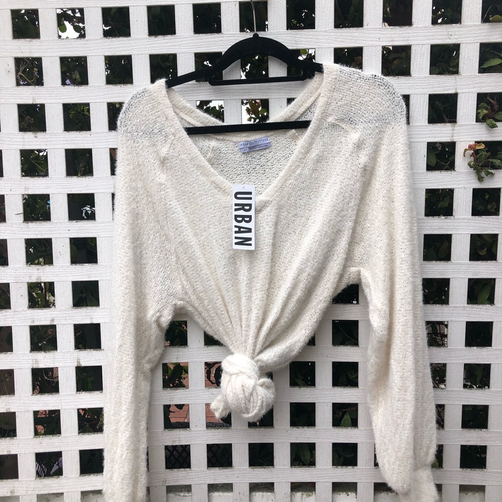 URBAN OUTFITTERS WHITE SWEATER